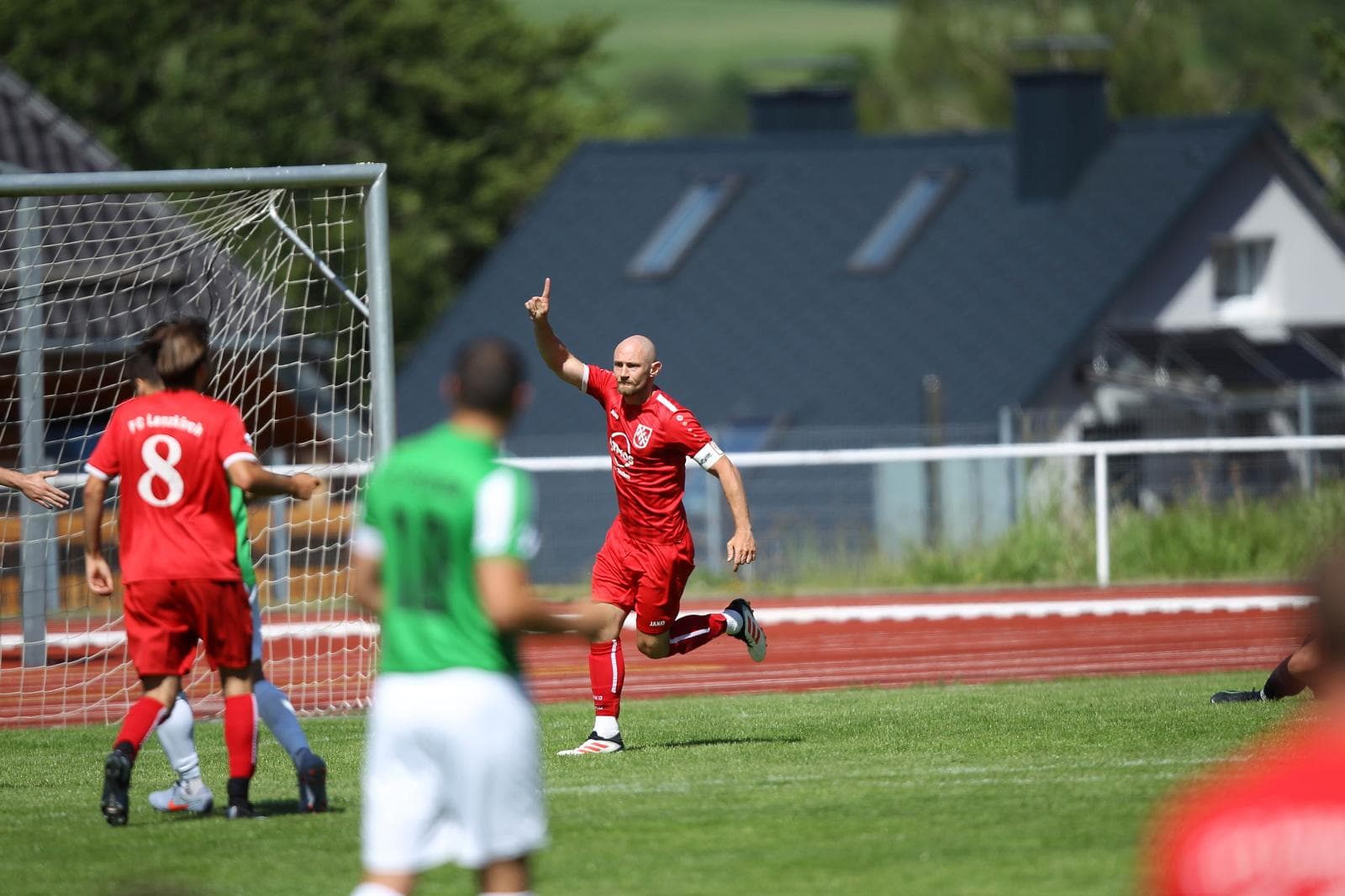Spieler des FC Lenzkirch jubelt nach einem Tor